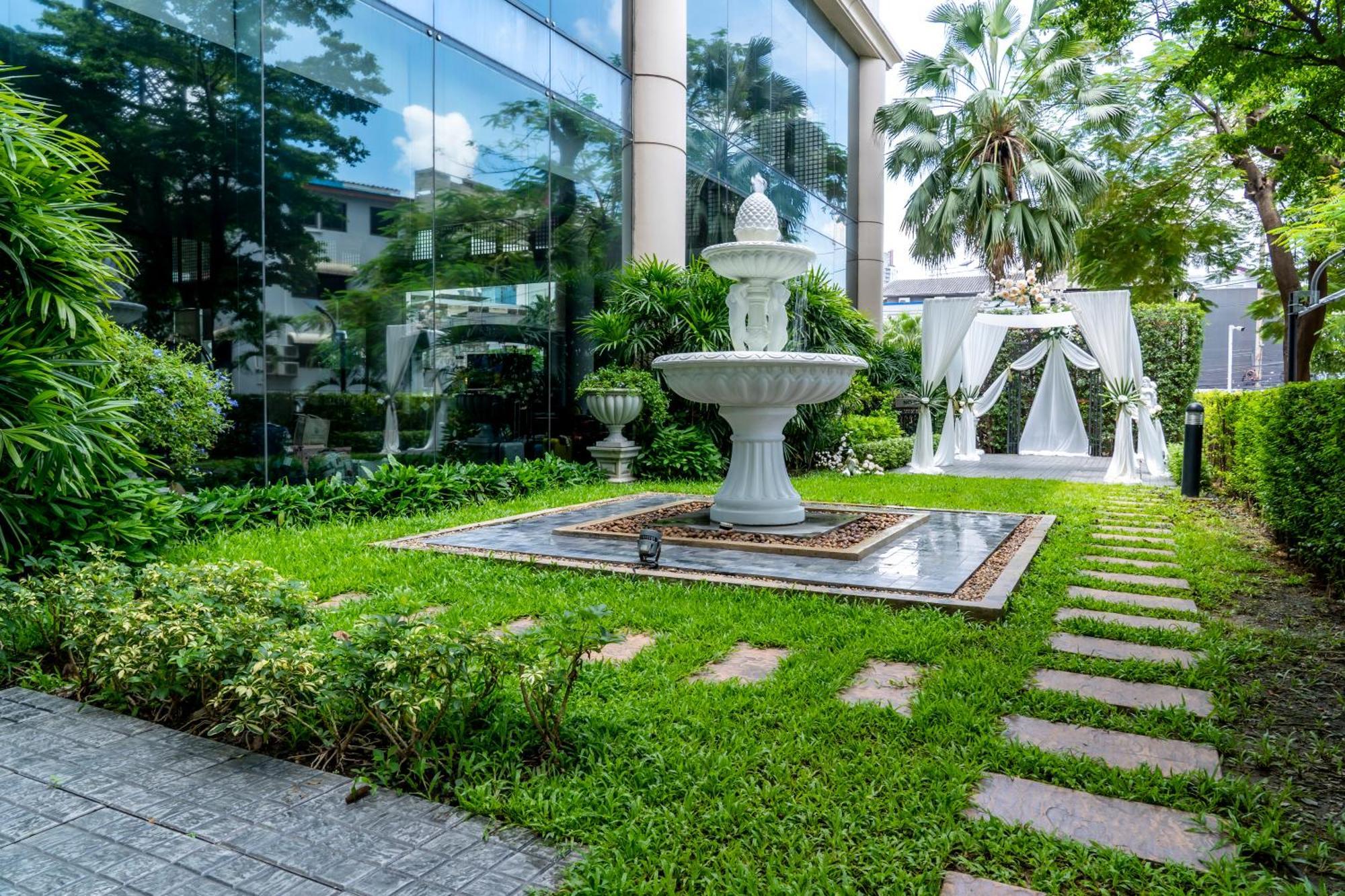 Century Park Hotel Bangkok Exterior photo